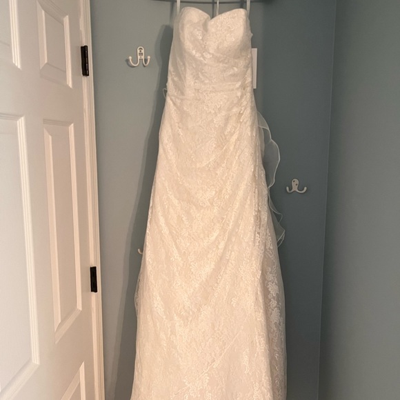 Beautiful, never worn, all lace wedding dress in perfect condition! - Picture 1 of 7